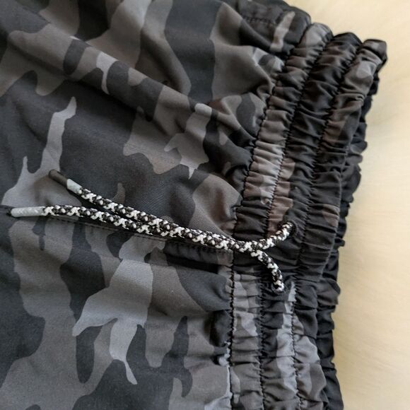 Athleta Girl All Play 3” lined black Grey camo shorts 14 XL - Picture 3 of 5
